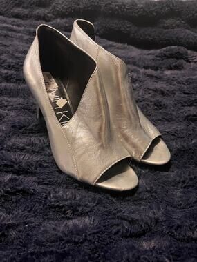 Calvin Klein Womens 7.5 Silver Metallic Peep Toe Pumps High Heel Shoes NWT